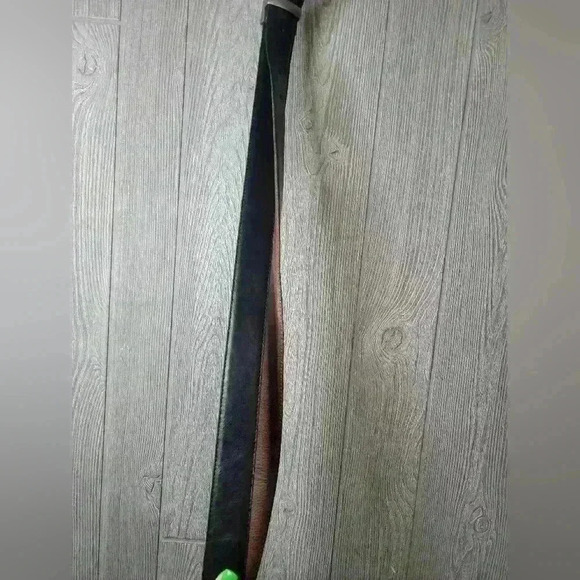 Brown & black belt in one. Metal buckle twist to change belt color preference - Picture 9 of 11